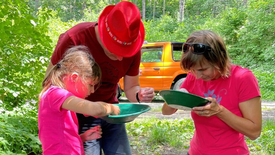 Bohemian Uplands: Garnet panning, Farm & Local Lunch&Beer - Farm visit: pet cows, taste homemade cheese, and buy local