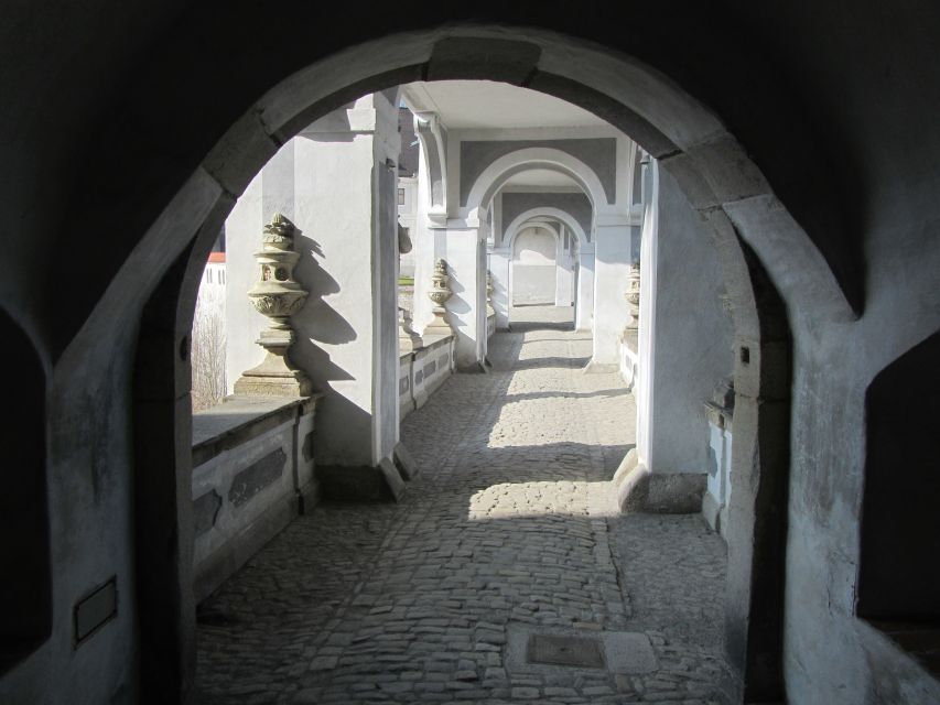 Český Krumlov: 2 Hour Private Walking Tour with Guide - Price and value for a 2-hour private tour for up to 2