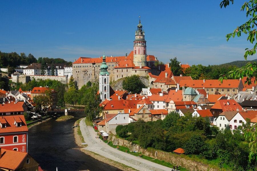 Český Krumlov - FULL DAY TRIP WITH LIVE GUIDE - Entering the castle complex in summer: second-largest after Prague, with real variety