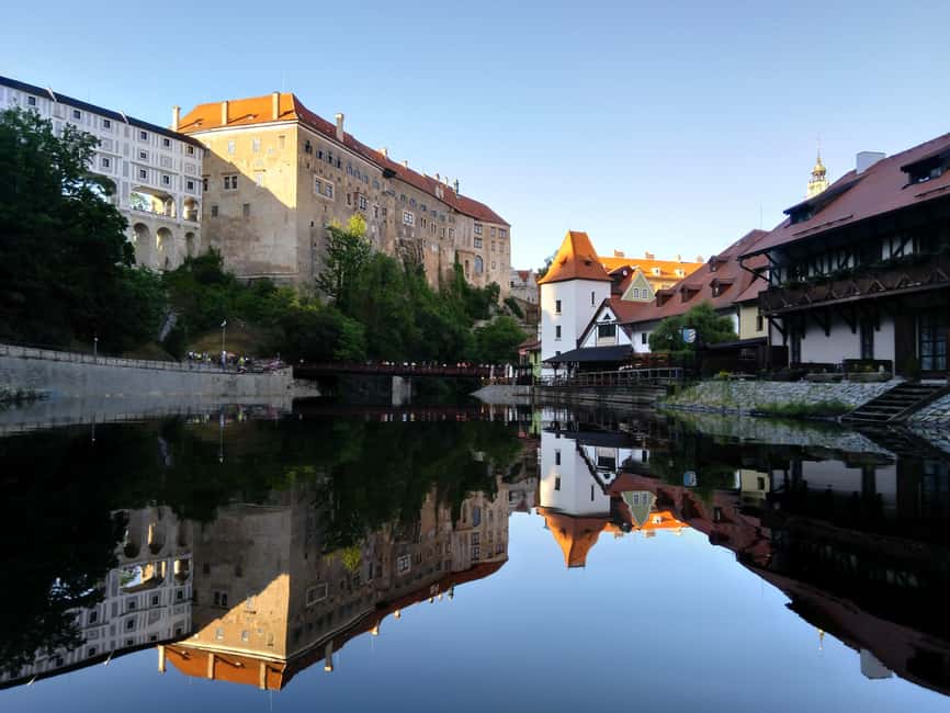 Český Krumlov: Private Guided Walking Tour - Cloaked Bridge height and the castle moat bear moment
