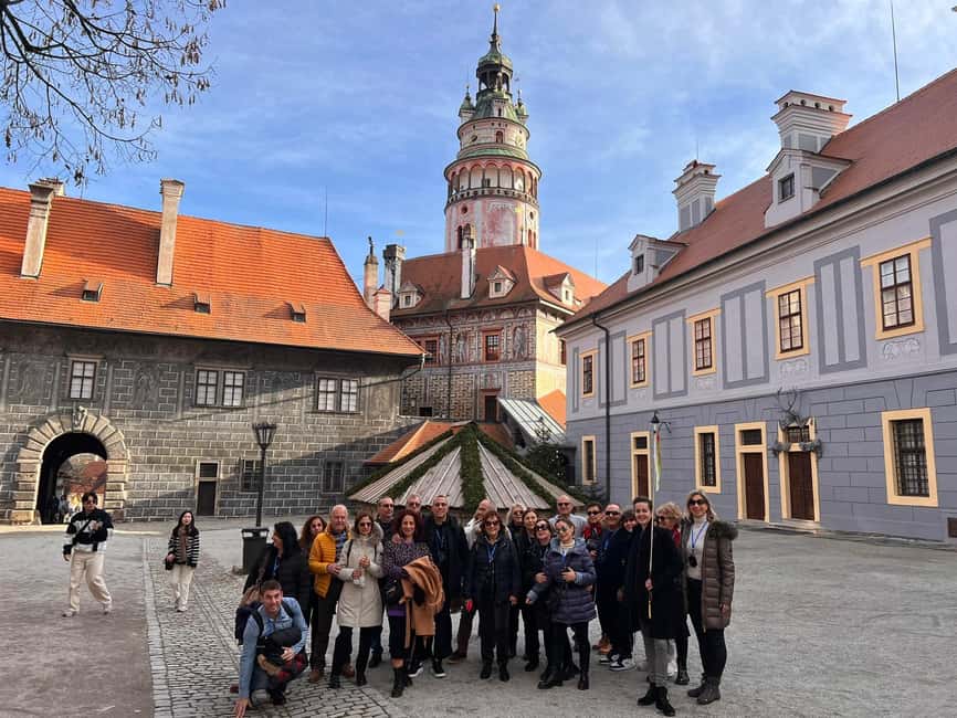 Český Krumlov: Private Guided Walking Tour - Getting your bearings on crooked streets and river-headland views