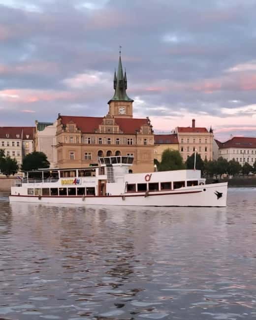 Evening cruise through Prague with 3-course served menu - 110 minutes on the Vltava, from Charles Bridge to the lit-up city