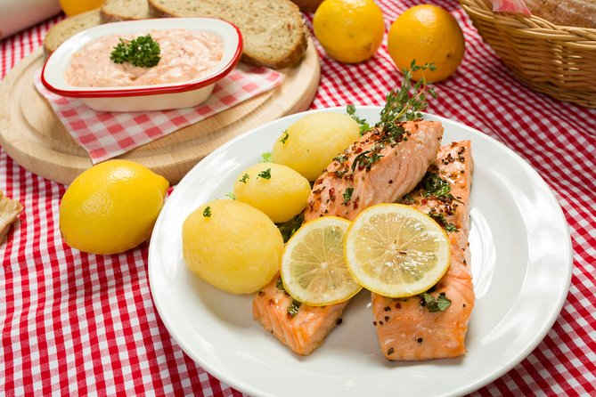 Folklore Dinner with Unlimited Drinks 4course Menu - Practical tips, seating, noise, and small costs