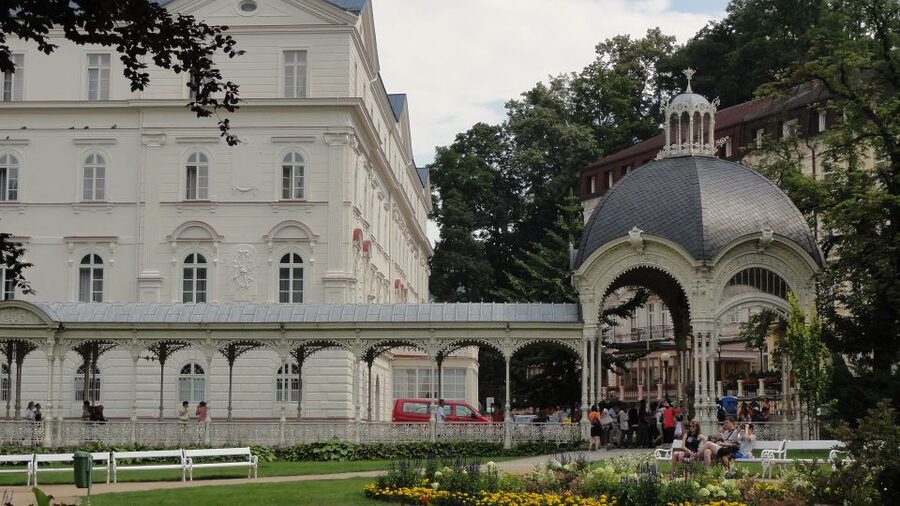 From Prague: Private Karlovy Vary & Crystal Factory Tour - What to bring and what to watch for on Moser days