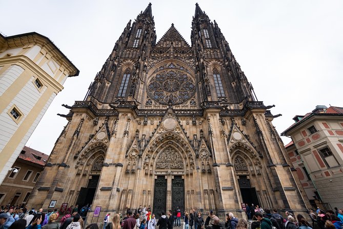 Full-Day Prague Tour with Prague Castle, Lunch and Vltava Cruise - From the castle down through Lesser Town to Charles Bridge