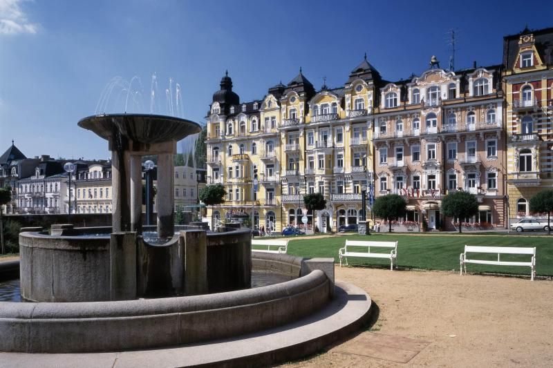 Karlovy Vary & Marianske Lazne Tour from Prague with Lunch - Lunch on a 10-hour day: plan for a steady pace