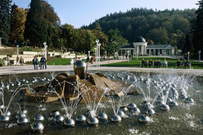 Karlovy Vary & Marianske Lazne Tour from Prague with Lunch - Marianske Lazne: curative-spring atmosphere and ancient colonnades