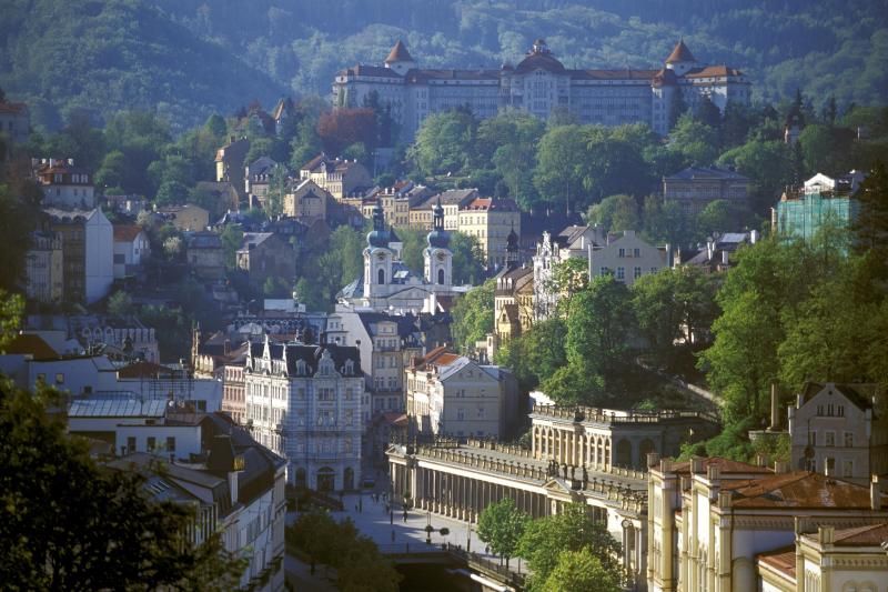 Karlovy Vary & Marianske Lazne Tour from Prague with Lunch - Guides, humor, and why your experience can swing