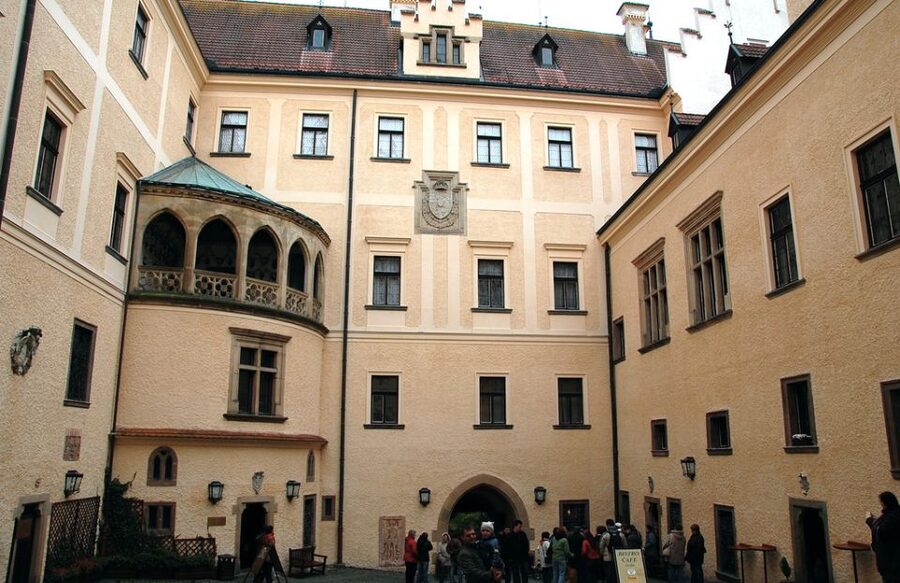 Konopiště: Chateau Tour from Prague - Arriving at the castle: what your feet should expect