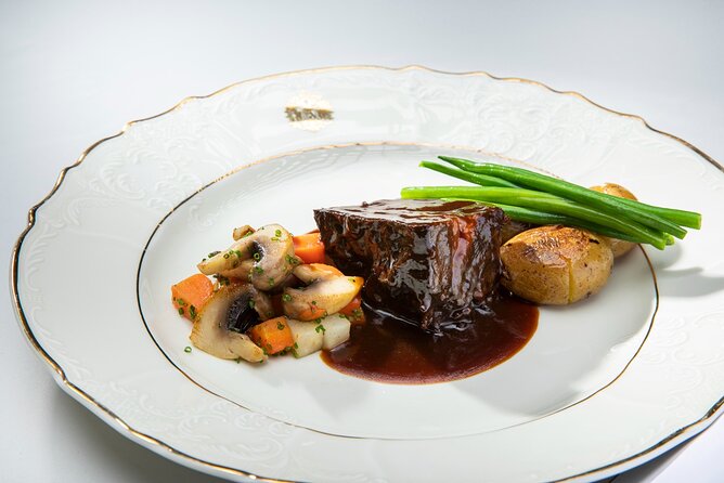 Mozart Concert and Dinner in Prague - Your menu options: beef bourguignon, vegetarian vegan curry, and alternatives