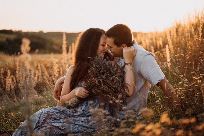 Photographer in Prague - Couple, engagement & portrait photoshoot - Meeting in Malá Strana at 7:30 am: why the start matters