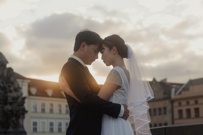 Photographer in Prague, private photoshoot - Stop 2: Charles Bridge, where timing changes everything