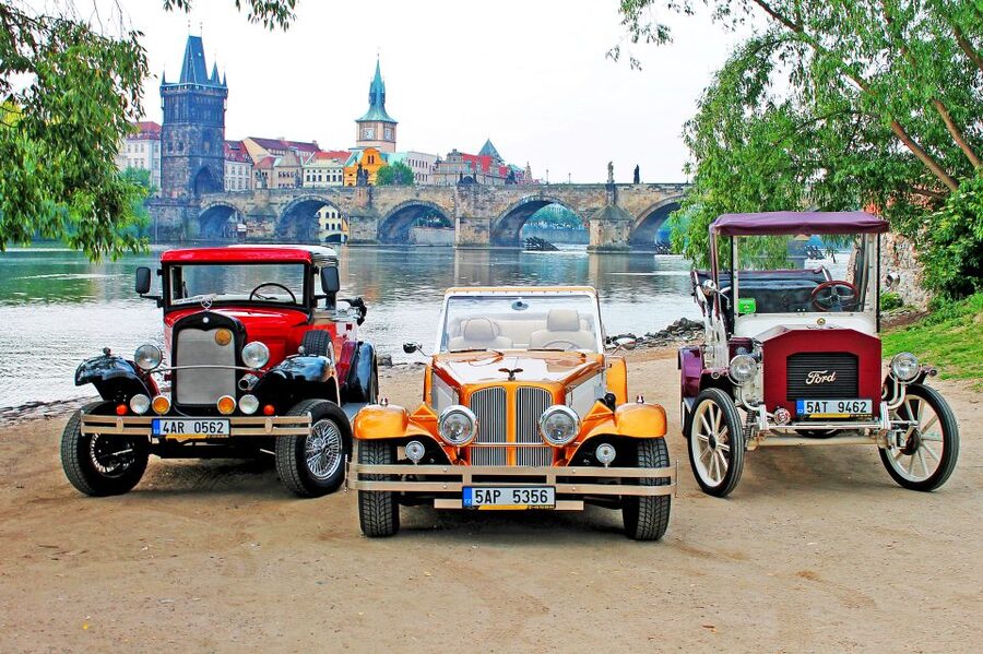 Prague: 1-Hour Vintage Car Tour - Key Points at a Glance