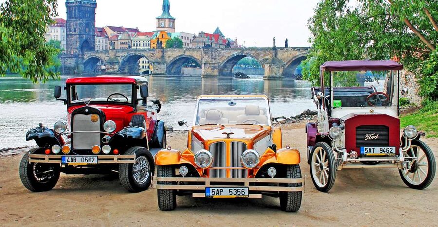 Prague: 1-Hour Vintage Car Tour - Romantic Old Town Views and Photo Stops That Feel Easy