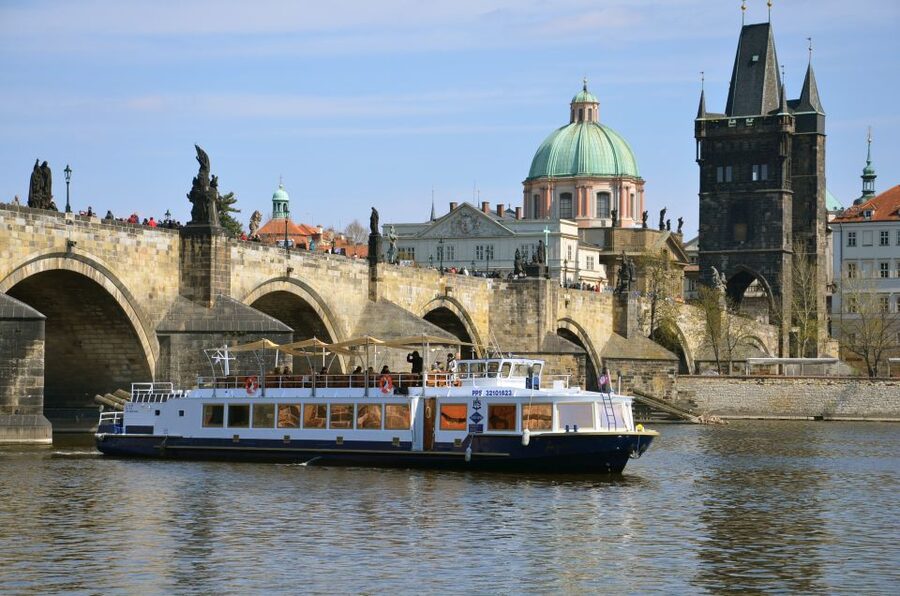 Prague: 2-Hour Lunch Cruise on the Vltava River - The Buffet Lunch: Hot and Cold, Balanced, and Actually Filling