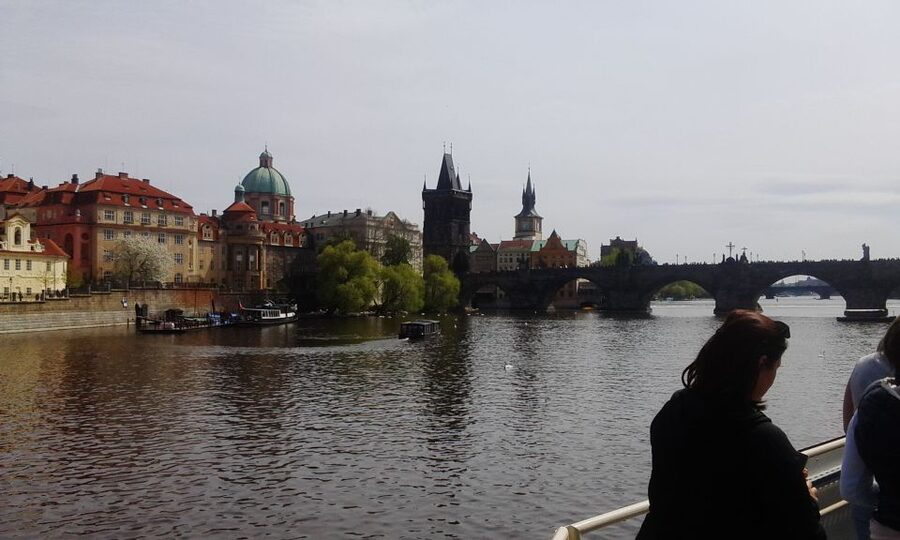 Prague: 2-Hour Lunch Cruise on the Vltava River - Getting to the Yellow Kiosk at Old Town Square (Staroměstské náměstí)