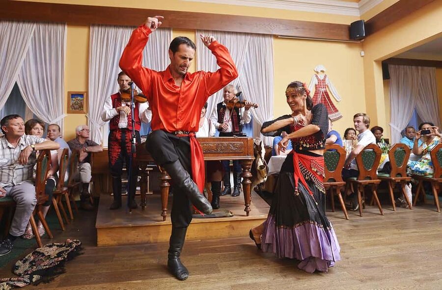 Prague: 3 Course dinner with Drinks, Folk Show & Transfers - Hotel Taxi Transfers and the 6:45 PM Pickup That Actually Works