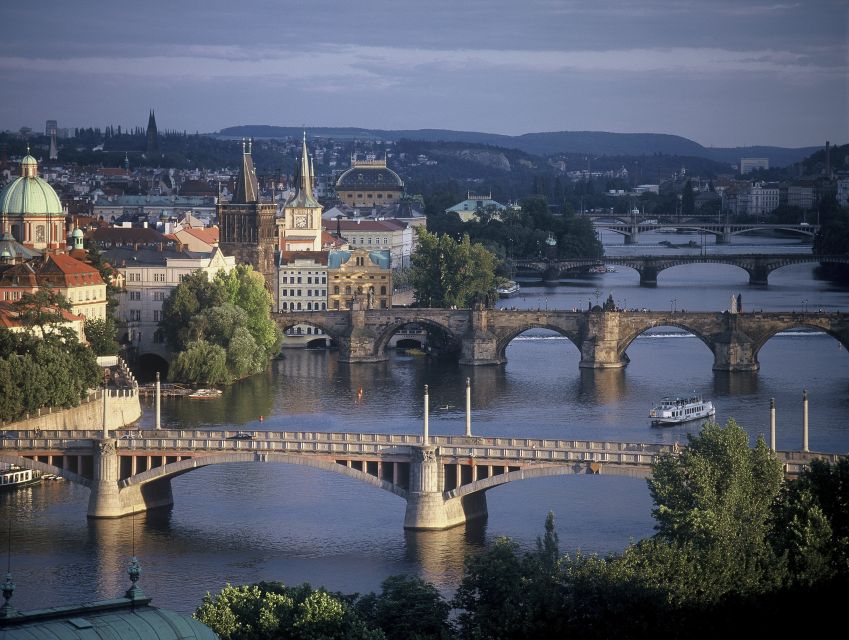 Prague: 3-hour Evening River Cruise with Dinner - Seating, timing, and making the most of your trip