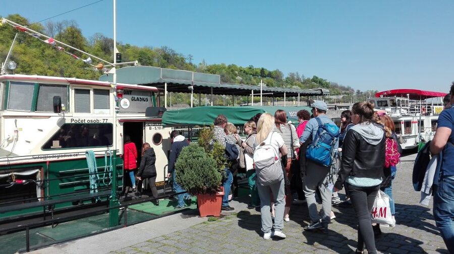 Prague: 3-hour Evening River Cruise with Dinner - Why a Vltava dinner cruise at night feels different from walking