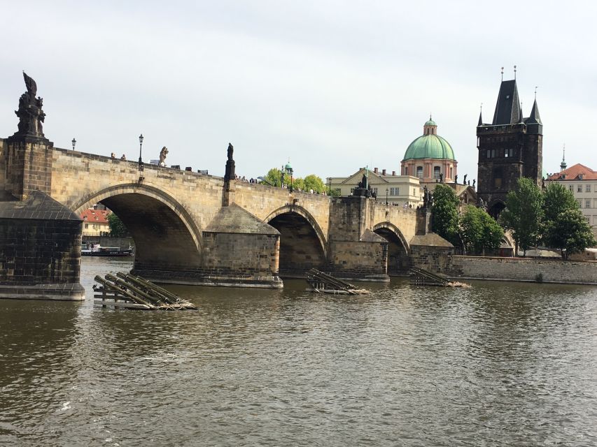 Prague: 3-hour Evening River Cruise with Dinner - The 3-hour flow: boarding, dinner onboard, and night views