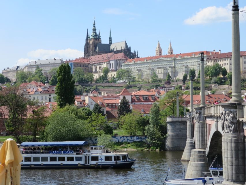 Prague: 3-hour Evening River Cruise with Dinner - Music and the outside-air reality on the deck