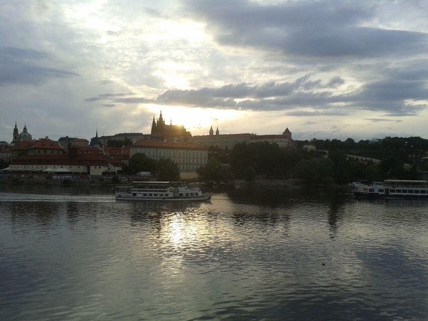 Prague: 3-hour Evening River Cruise with Dinner - Meeting at Naměstí Republiky and finding the yellow kiosk