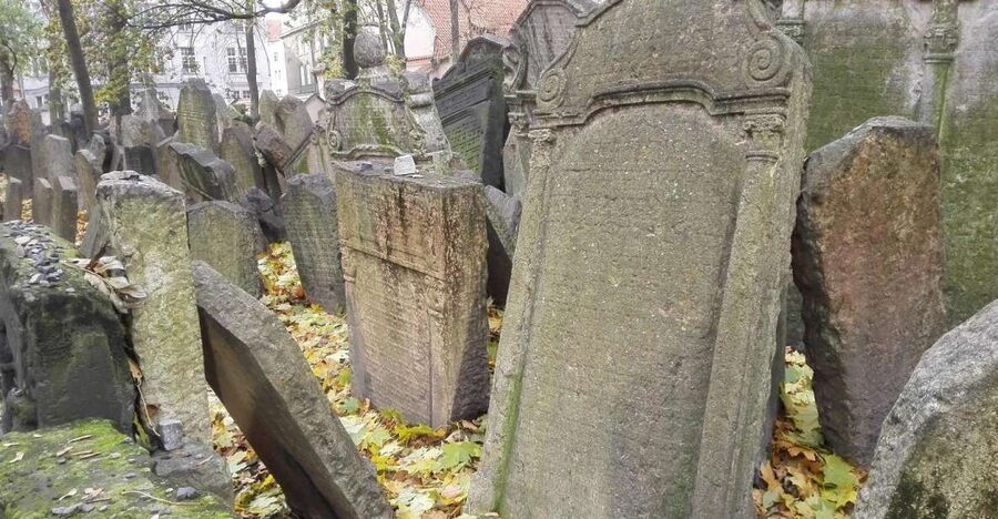 Prague: 3-Hour Private Jewish Quarter Tour - Old-New Synagogue: learning how exhibits change the meaning