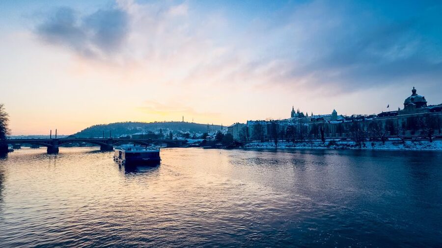 Prague: 50-Minute Sightseeing Evening Cruise - Kampa Island: Where the River Looks Different (In a Good Way)