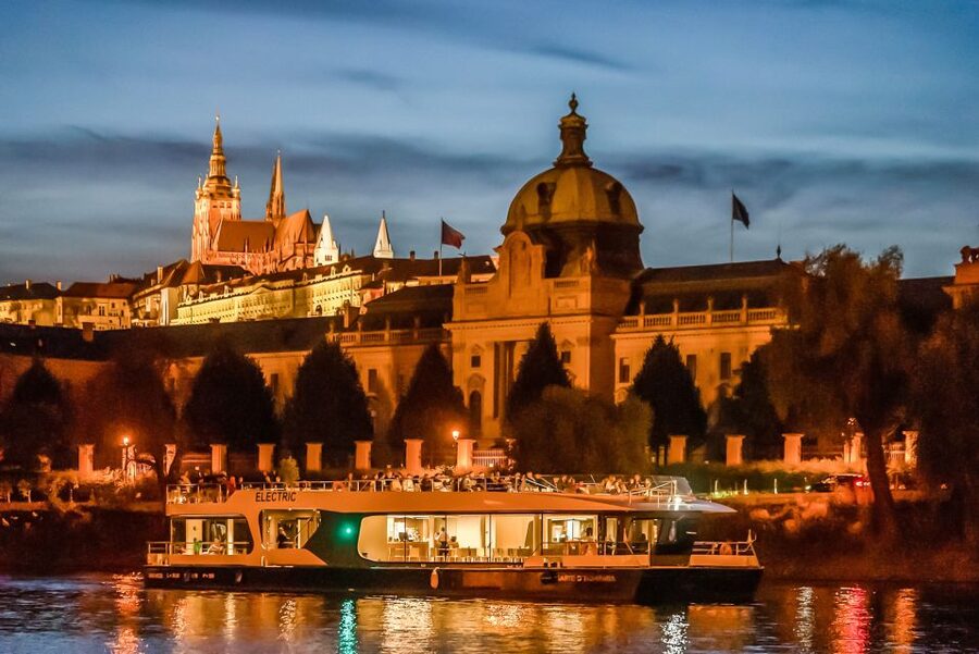 Prague: 50-Minute Sightseeing Evening Cruise - Prague Castle From the Water: Big Views, Short Time