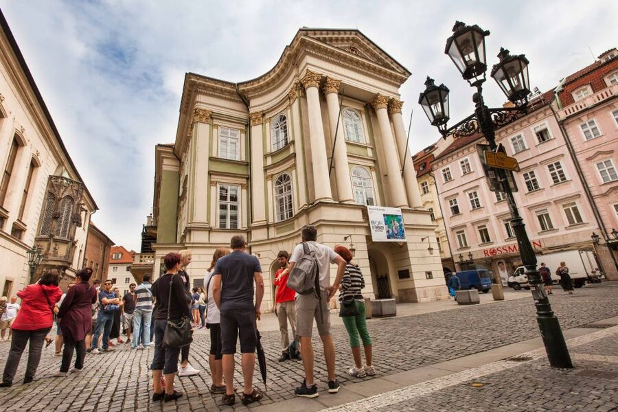 Prague: 6-Hour City Tour including Cruise and Lunch - Prague Castle by tram: St Vitus Cathedral and the scale effect