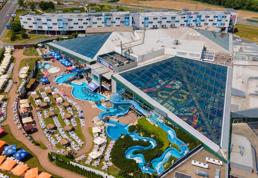 Prague: Aquapalace Indoor/Outdoor Water Park Ticket - Timing your day: open from 10:00 AM to 8:00 PM, later on weekends