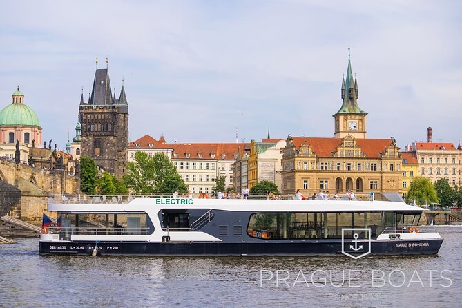 PRAGUE BOATS: 50-Minute Sightseeing Cruise - Drinks and timing: day cruise clarity vs night cruise atmosphere