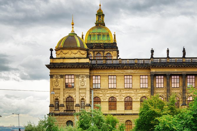 Prague: Bus Tour, Walking Tour, River Cruise and Lunch - Lunch in Mala Strana: A Real Time Slot to Recharge