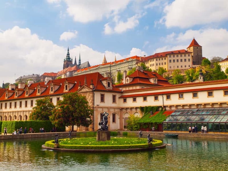 Prague Castle: 1-Hour Introduction Tour with Entry Ticket - Entering Prague Castle without wasting your first hour