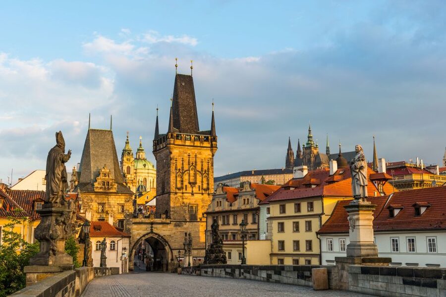 Prague: Castle and Jewish Quarter Tour - Old Town Square and the astronomical clock moment
