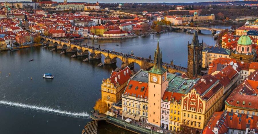 Prague: Castle and Jewish Quarter Tour with Cruise and Lunch - Lunch with a drink, plus the beer-friendly break you need