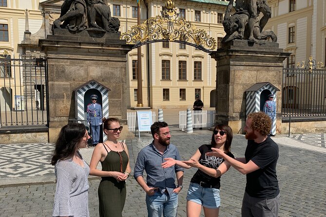 Prague Castle and Pubs Tour with Drinks Included - Stop 3: Schwarzenberský Palác Area Views and a Quick Drink
