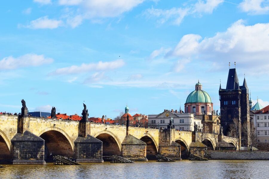 Prague City: 1-Hour Orientation Tour by Bus - Getting to the yellow kiosk meeting point in Old Town