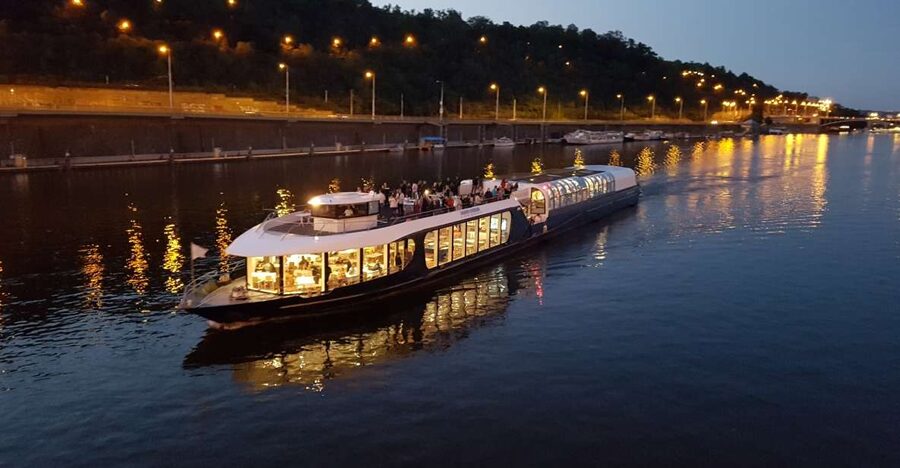 Prague: City Tour and Dinner Cruise with Hotel Pickup - Open-Air Deck vs Indoor Comfort: Choose Your Kind of Prague Night