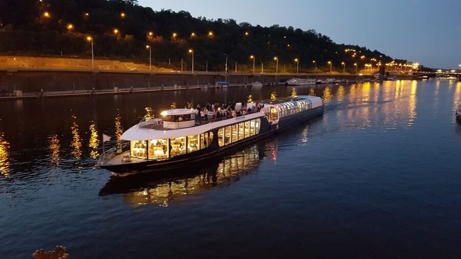 Prague: City Tour and Dinner Cruise with Hotel Pickup - The 4-Hour Rhythm: From Historic Streets to the Waterline Glow