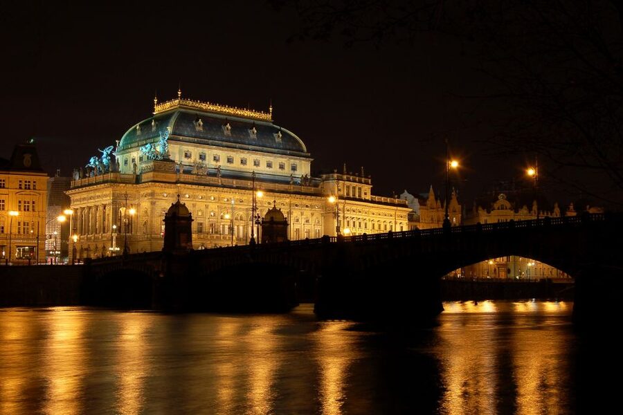 Prague: City Tour and Dinner Cruise with Hotel Pickup - The 45-Minute Minibus Tour: Old Town to Jewish Quarter, Quick but Focused