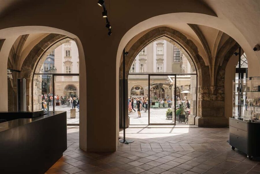 Prague: Dan Brown Tour - Meeting at Old Town Hall, then getting oriented fast