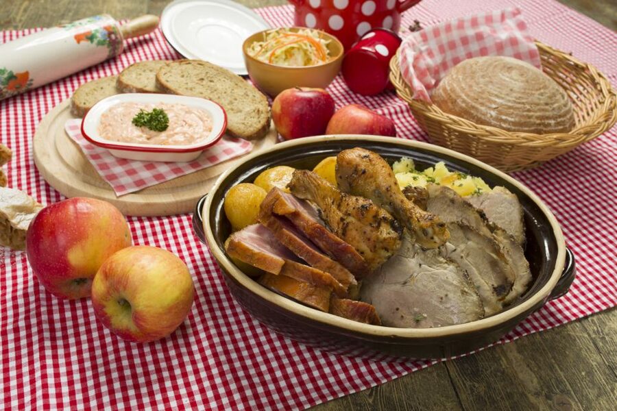 Prague: Folkloric Dinner Show with Unlimited Drinks - Key points to know before you go
