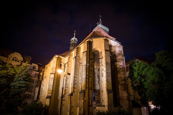 Prague Ghost and Legend of Old Town Walking Tour - The Guide Factor: Humor, Drama, and Being Able to Hear