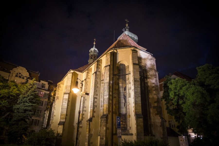 Prague: Ghosts and Legends of the Old Town Evening Tour - Starting in the Old Town Maze: How the Meeting Points Work