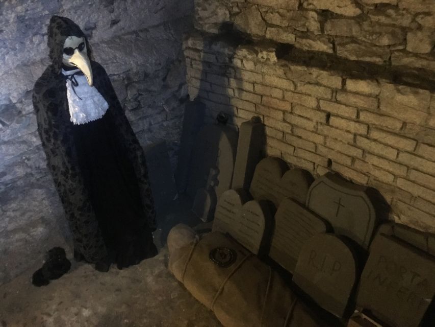 Prague: Ghosts, Legends, Medieval Underground & Dungeon Tour - Practical tips so you enjoy the tour instead of fighting it