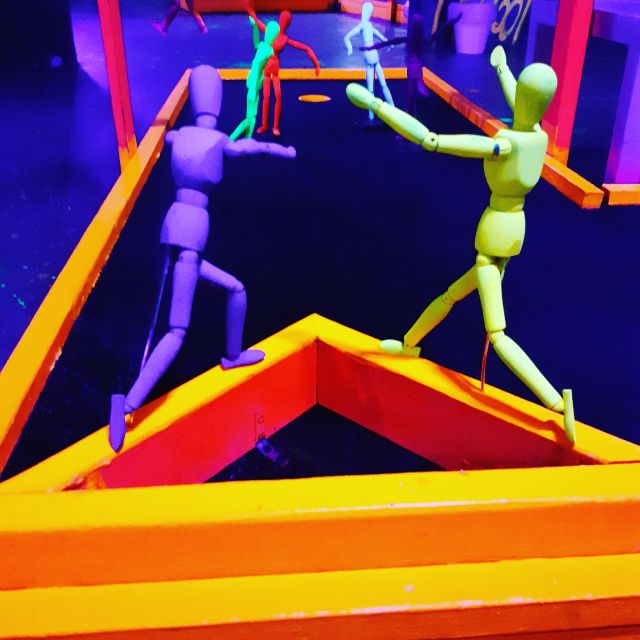 Prague: Glow Golf Mini Golf Game by UV Light - Your First 5 Minutes: Glow Stick, Face Paint, and Getting Set