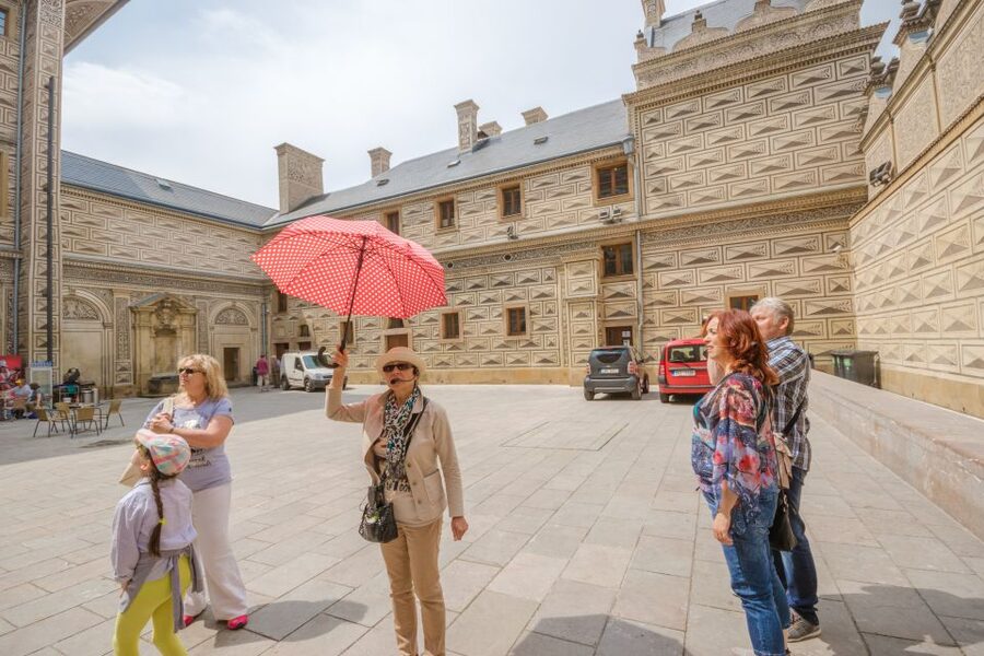 Prague: Guided Bus & Walking Tour with River Cruise & Lunch - Old Town Square: time to slow down (a bit)