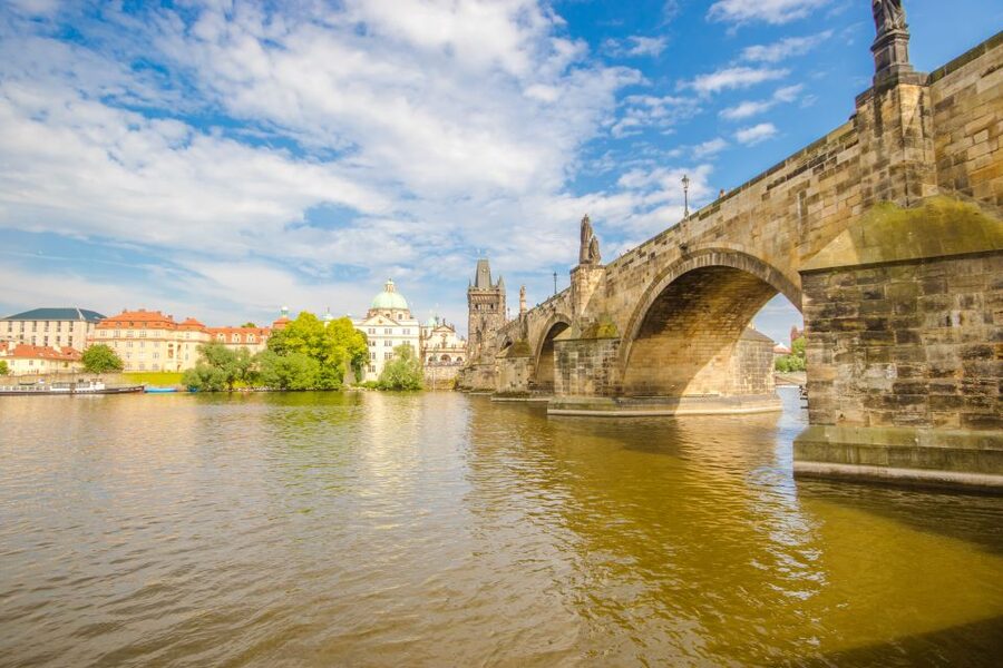 Prague: Guided Bus & Walking Tour with River Cruise & Lunch - Pickup rules that matter more than you think