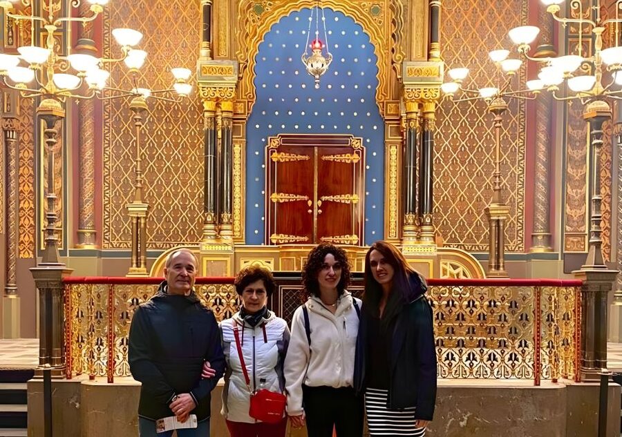 Prague: Guided Tour inside the Jewish Cemetery & Synagogues - Small Warning: Tour Time Can Shift Close to Start